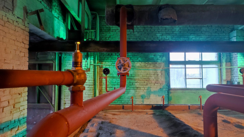 Запорный вентиль и трубы в старом тепловом пункте