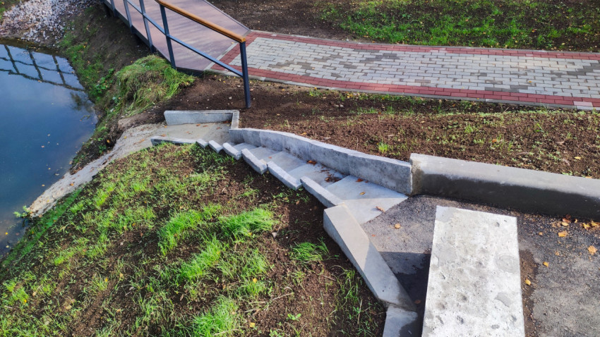 Бетонный водоотводный лоток для дождевой воды на откосе