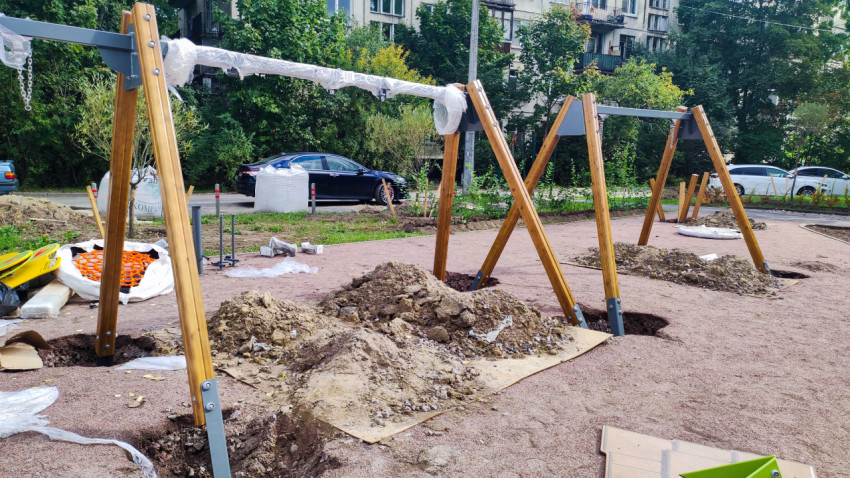 Монтаж деревянных качелей на детской площадке