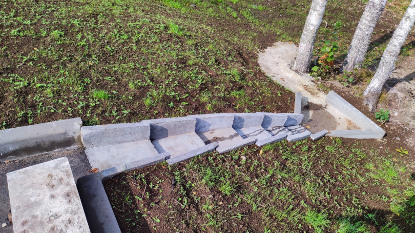 Бетонный водоотводный лоток на откосе с газоном