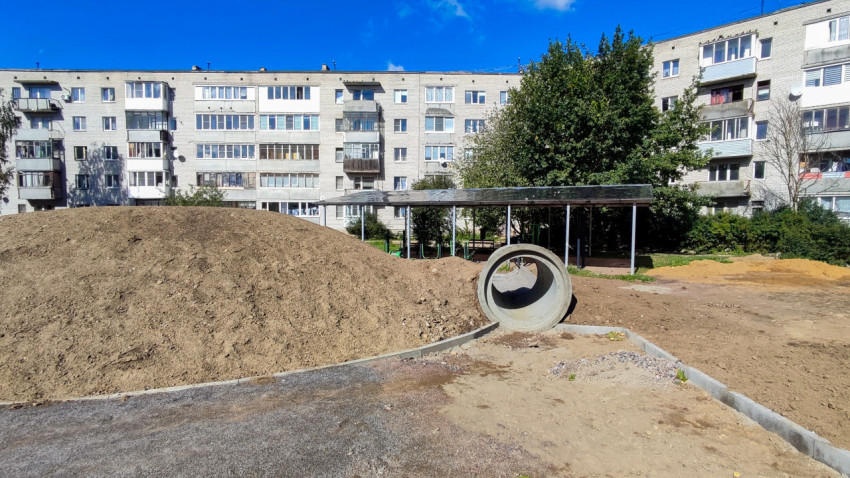 Монтаж элементов благоустройства во дворе жилого квартала