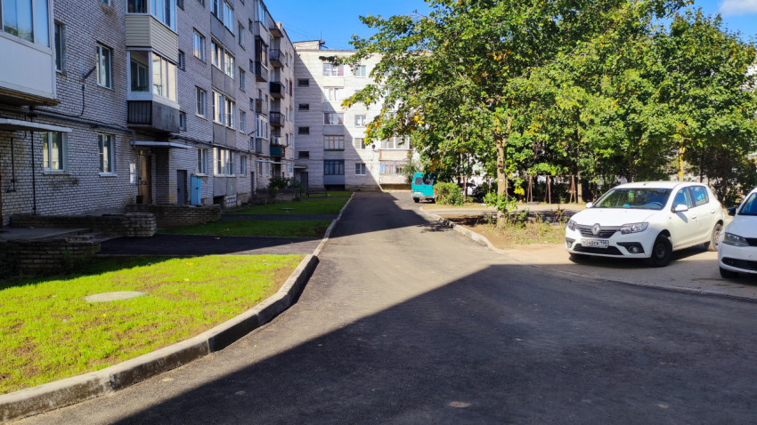 Обновлённое дворовое покрытие у жилых домов