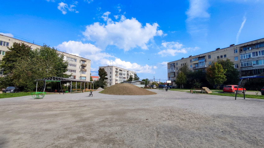 Центральная дворовая площадка с насыпью и игровыми элементами в жилом квартале