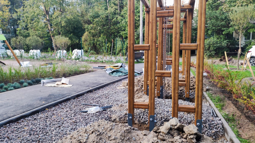Установка деревянной перголы во дворе на этапе благоустройства