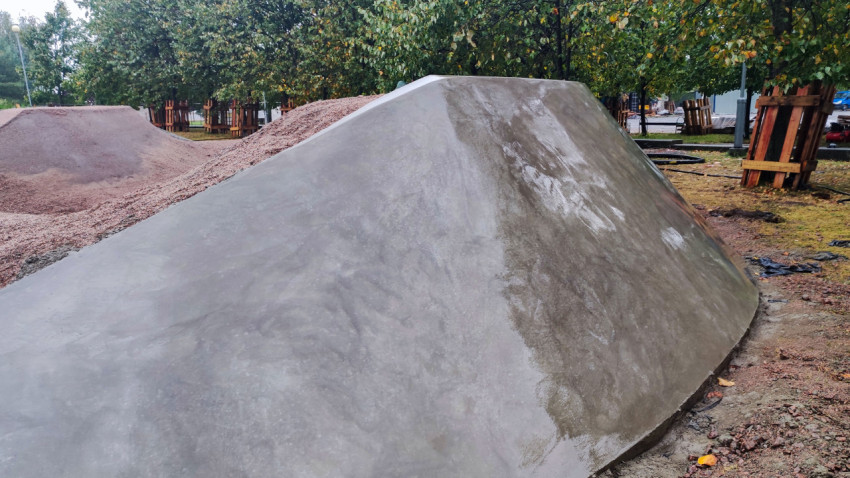 Бетонированный элемент формы трассы на стадии завершения работ