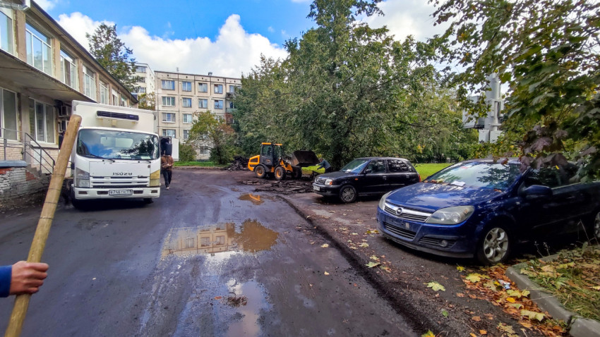 Дворовая территория с техникой и ремонтом дорожного покрытия