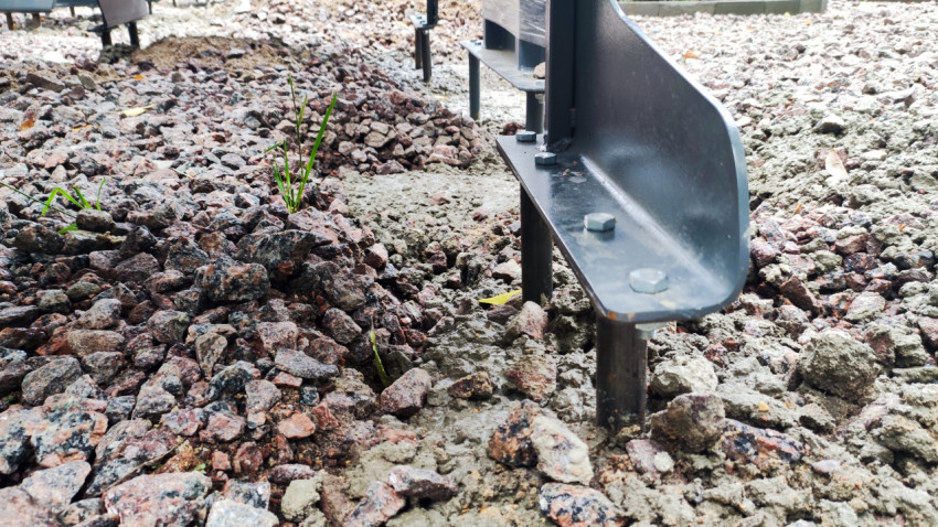 Крепление скамейки к основанию из бетона и щебня