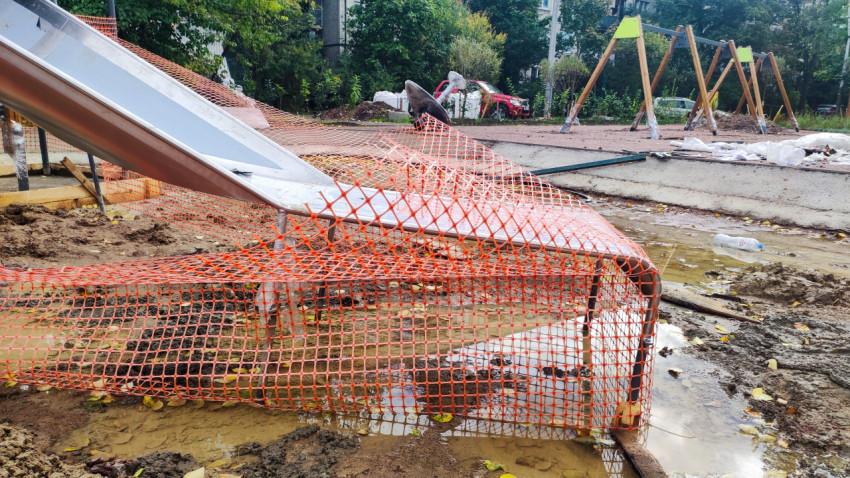 Нижняя часть горки с защитной сеткой и строительным ограждением