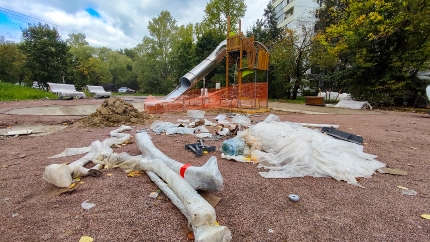 Строительная площадка с установленной горкой и упаковочными материалами