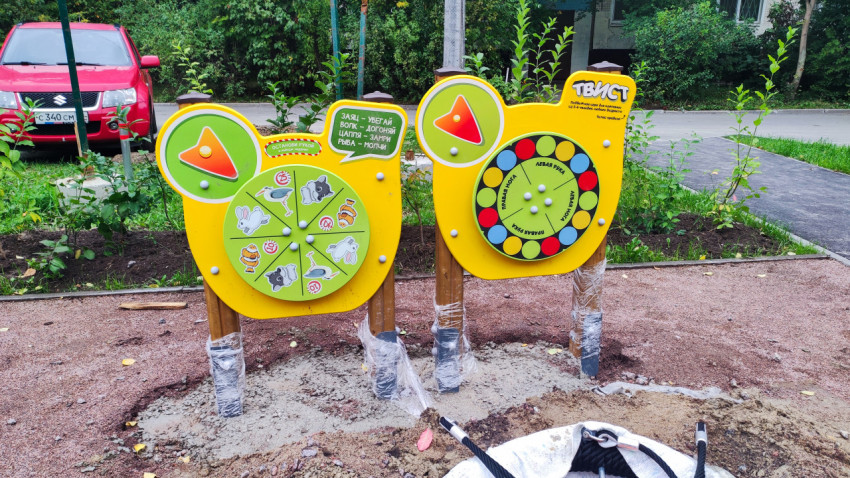 Игровые панели на детской площадке в жилом дворе