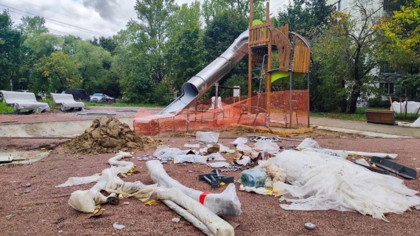Монтаж горки на детской площадке во дворе жилого дома