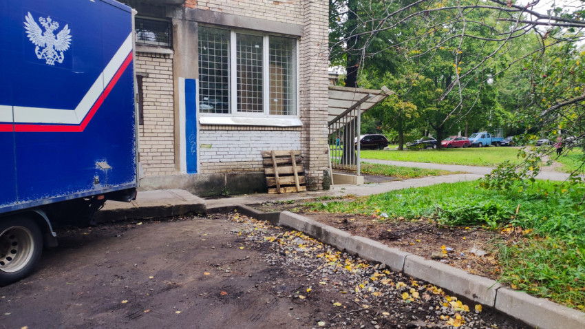 Подъезд к зданию с частично разобранным покрытием