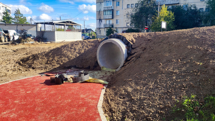 Монтаж бетонной трубы в насыпи при благоустройстве двора