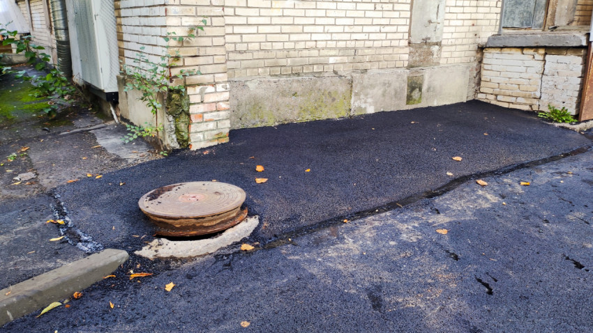 Асфальтирование участка у стены жилого дома