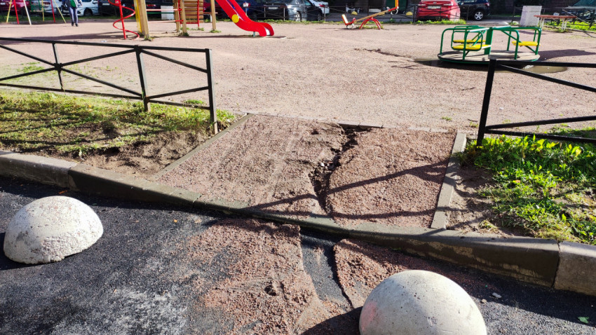 Дорожка к детской площадке с разрушенным покрытием