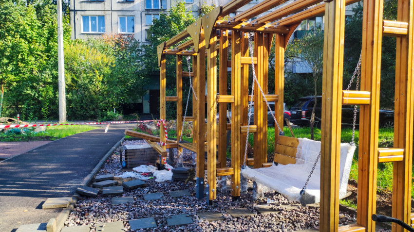 Монтаж деревянных качелей на придомовой территории