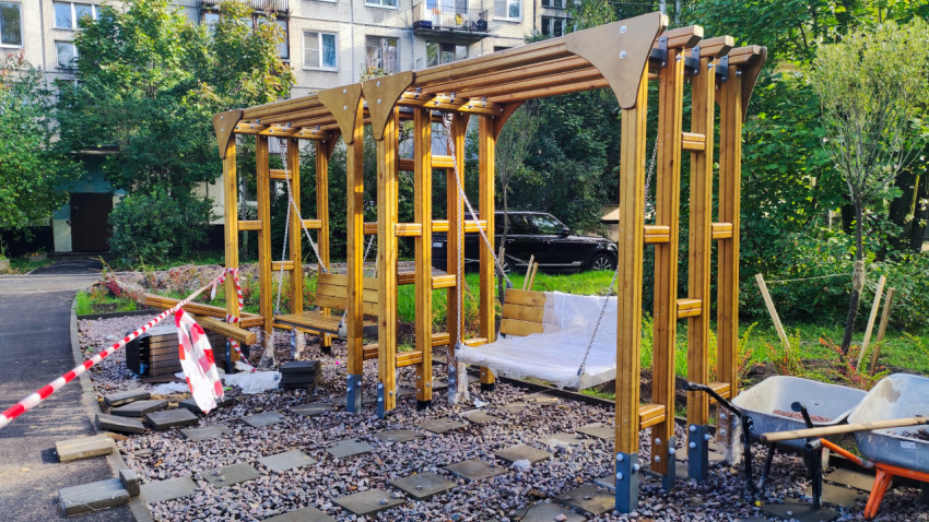 Монтаж деревянных качелей и лавочек в жилом дворе