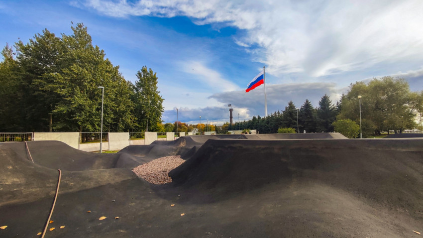 Новая бетонная трасса скейт-парка в городском парке