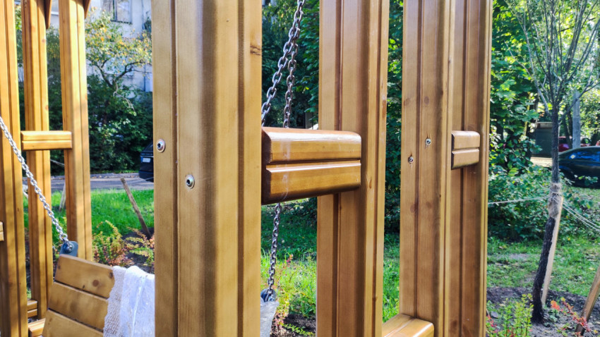 Элемент крепления деревянных конструкций на детской площадке