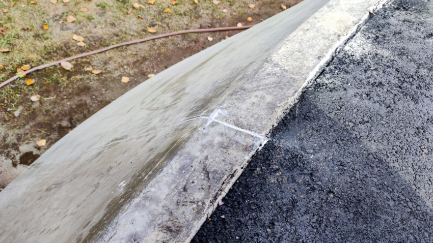 Стык бетонного и асфальтового покрытия после герметизации