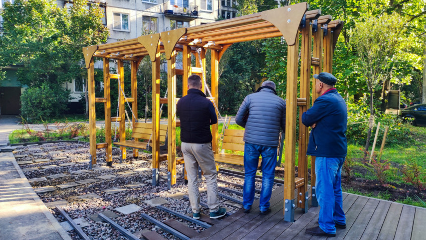 Осмотр новой деревянной конструкции малой архитектурной формы