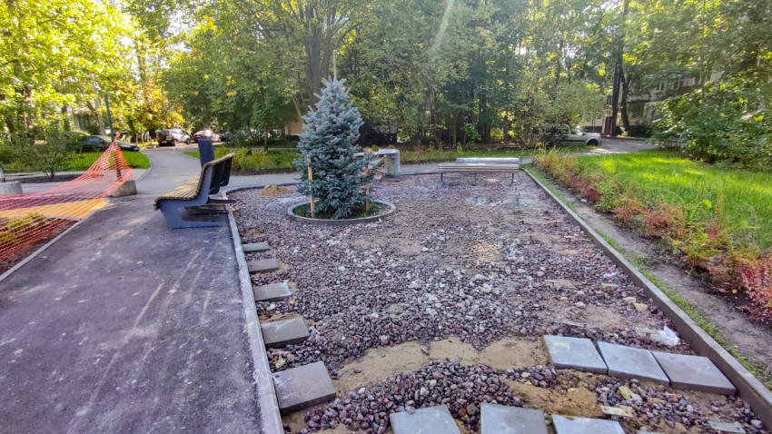 Завершающий этап благоустройства с установкой скамей и дорожек