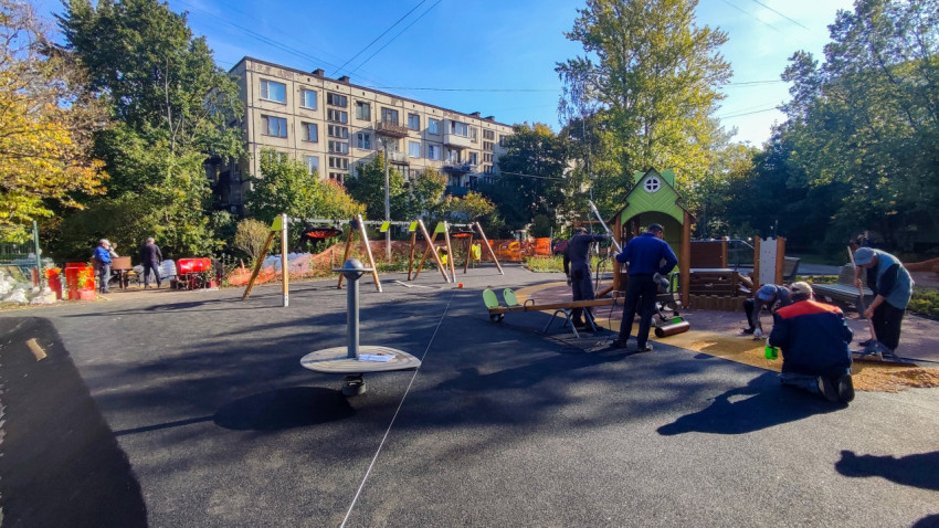 Монтаж покрытия и установка оборудования на детской площадке