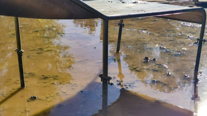 Основание горки в грязи и воде после осадков