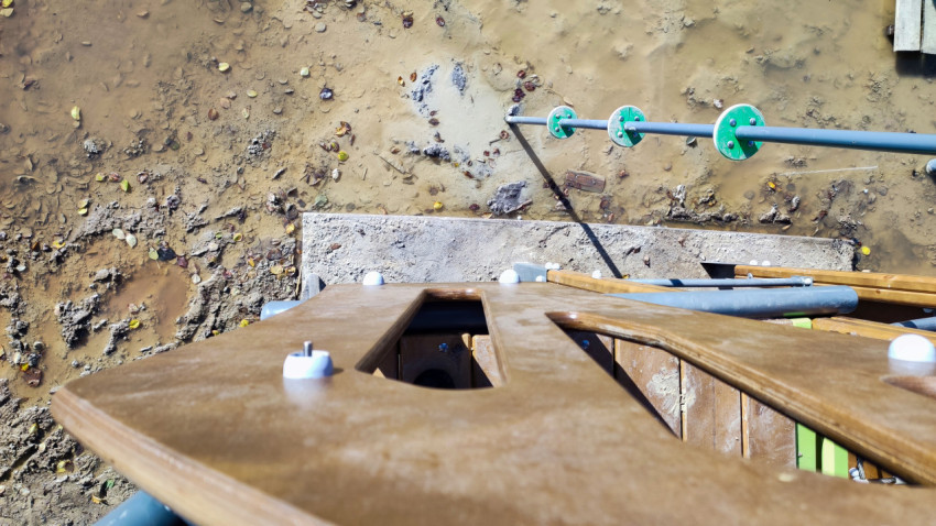 Вид сверху на залитую водой площадку под детским комплексом