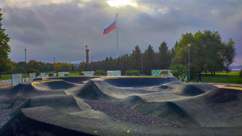 Велопарк и флаг России в парке 300-летия Санкт-Петербурга