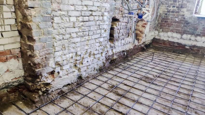 Армирование пола и повреждения кирпичной кладки в старом здании