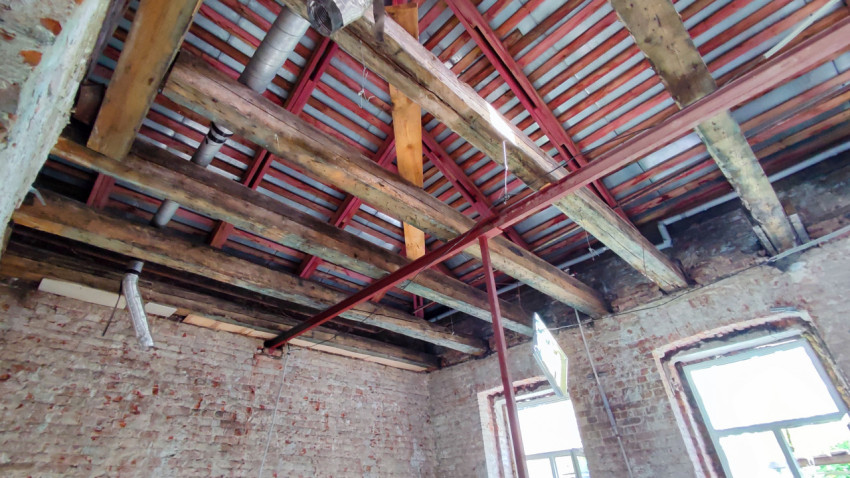 Потолочные балки и стропильные фермы в старом кирпичном здании