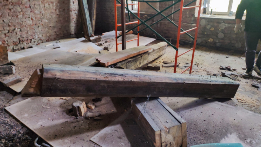 Снятые деревянные балки и строительные леса внутри здания