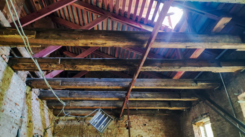 Потолочные балки и фермы в процессе реконструкции здания
