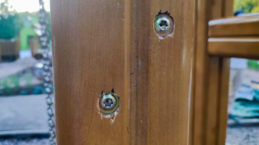 Повреждение древесины в месте крепления саморезов перголы