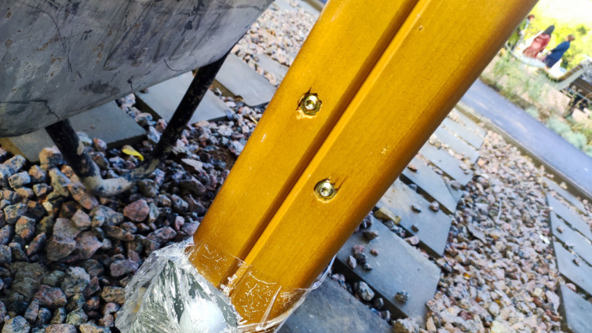 Повреждение древесины в основании деревянной конструкции