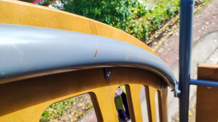 Повреждение лакокрасочного покрытия поручня на детской площадке