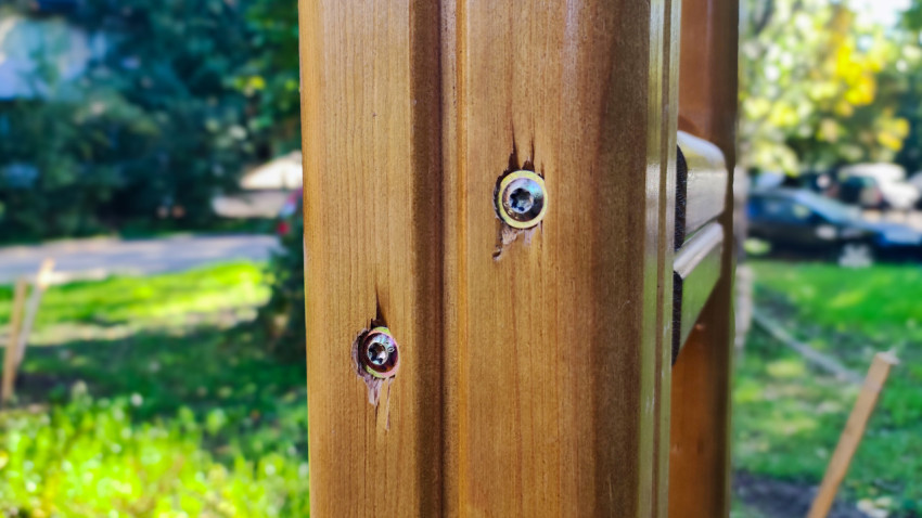 Дефекты монтажа саморезов в деревянной конструкции