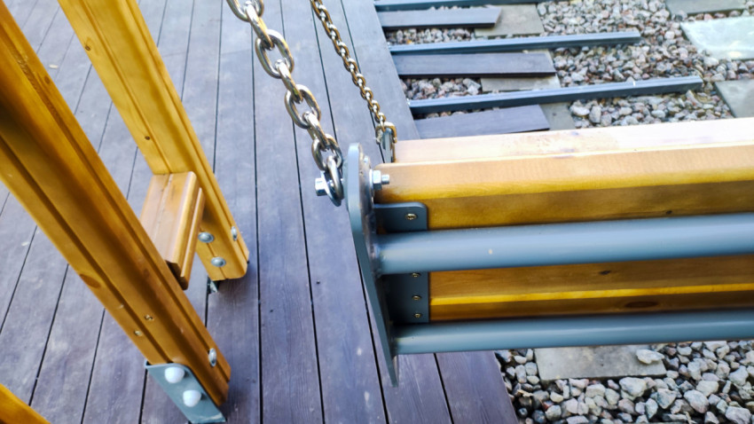 Узел крепления подвесной скамьи к деревянной опоре