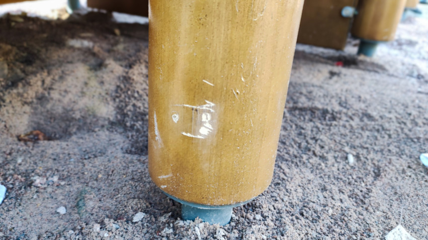 Царапины на деревянной опоре игрового оборудования