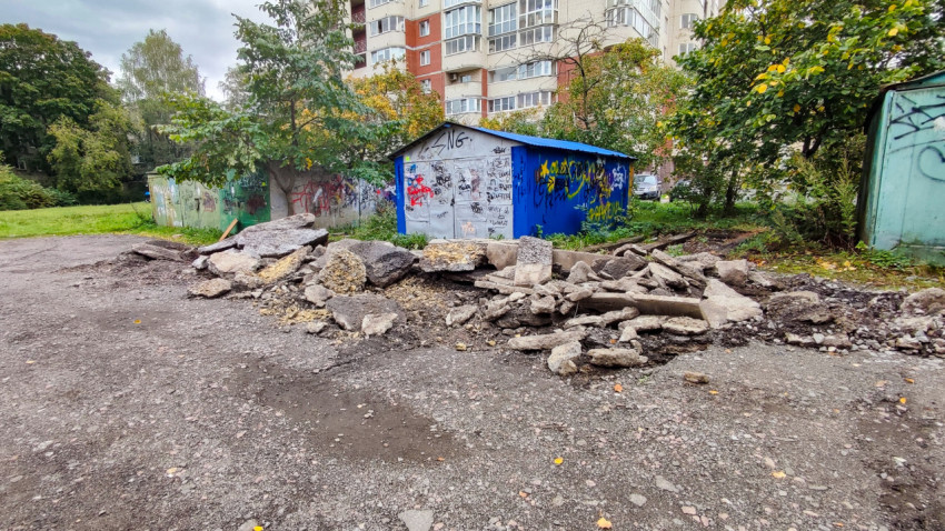 Демонтаж старого асфальта во дворе у гаражей