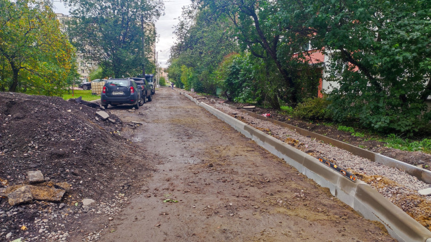 Укладка бордюрного камня на дворовой дороге