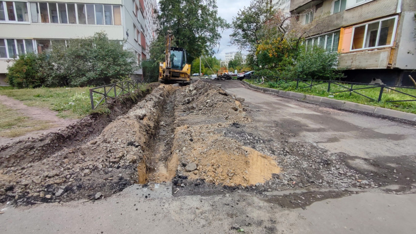 Земляные работы и траншея возле жилого дома