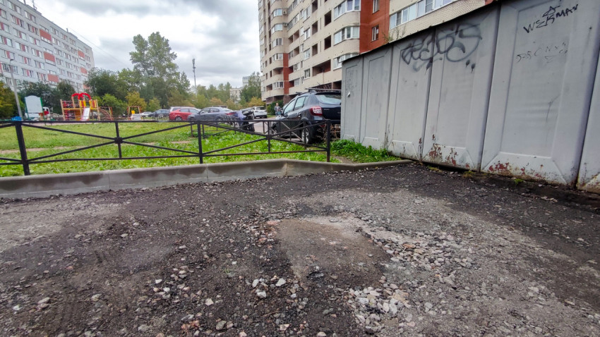 Демонтированный участок дворового асфальта рядом с парковкой