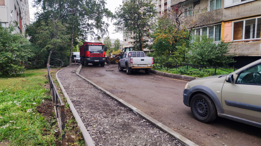 Дорожные работы с участием спецтехники у жилого дома