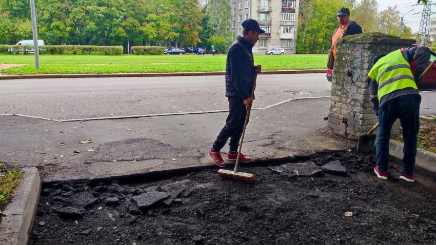 Рабочие убирают старый асфальт перед укладкой нового покрытия