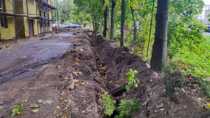 Траншея вдоль фасада здания при прокладке инженерных сетей