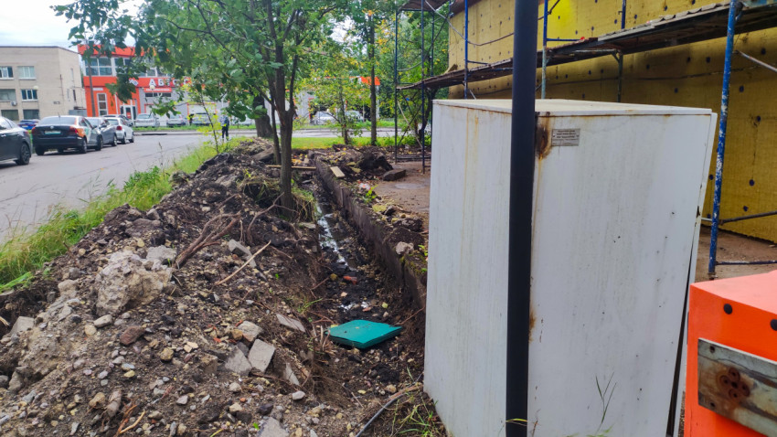 Земляные работы вдоль утепляемого фасада здания