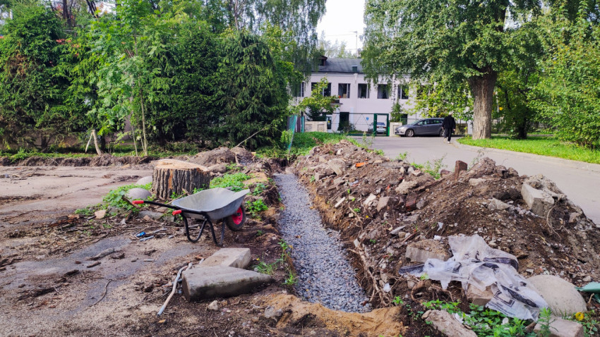 Траншея с дренажной подсыпкой на строительной площадке