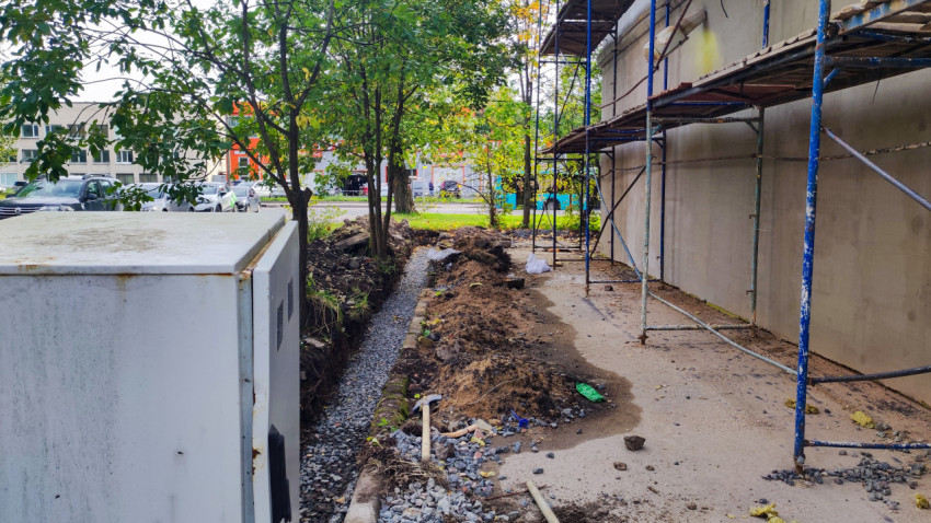 Траншея с щебёночной подушкой вдоль фасада здания